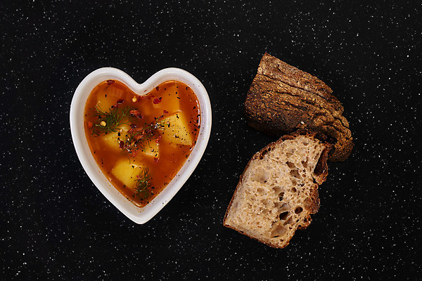 포토 JPG 해외이미지 모양 식물 유럽 음식 빵 조각 백그라운드 다이어트 채소 재료 양파 감자 건강 요리 사람없음 검은색 식사 흰색 하트 신선 최고 도자기 사발 냄비 밀 먹기 향신료 유기농 날것 후추 장인 내추럴 점심식사 방법 핸드메이드 해외202004 해외포토 웰빙 나라 컬러 모션 곡류 사기그릇 솥 향미료 파일형식 이미지허브