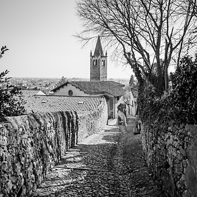포토 JPG 해외이미지 나무 유럽 도로 벽 건축양식 자연 거리 풍경 사람없음 건물 빛 교회 여행객 탑 이탈리아 바위 성 수비 중세 역사 보행로 보호 묘사 언덕 폐허 오르기 타운 종탑 단계 세기 옛날 파멸 해외202004 해외포토 식물 건축물 건축 나라 길 컨셉 종교건축 교통시설 모션 사람 돌_바위 도시 생태계 파일형식 소멸 이미지허브