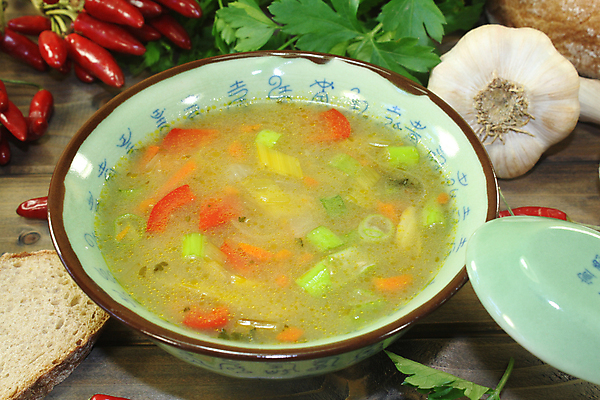 포토 JPG 해외이미지 전통 접시 빵 피망 파슬리 요리 사람없음 식당 식사 당근 수프 냅킨 레시피 프랑스어 해외202004 해외포토 문자 식기 음식 채소 뿌리채소 상점 파일형식 이미지허브