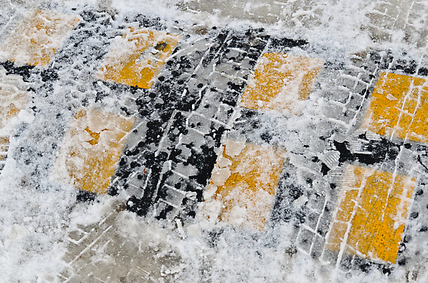 포토 JPG 해외이미지 공원 도로 교통수단 자동차 거리 안전 경사 사람없음 노란색 점프 검은색 잠 바 중세 경찰 장애물 사건 속도 고무 느림 통과 혹 해외202004 해외포토 직업 공공시설 길 육상교통 컬러 교통 교통시설 모션 역사 파일형식 이미지허브