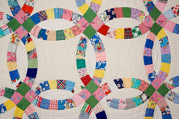 포토 JPG 해외이미지 할머니 결혼 패턴 가족 침구 미술 사람없음 컬러풀 견본 직물 반지 원형 바느질 땀 퀼트 핸드메이드 해외202004 해외포토 도형 여자 노년 컬러 무늬 장신구 관계 문화예술 이벤트 파일형식 이미지허브