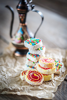 포토 JPG 해외이미지 전통 종이 음식 조각 과일 재료 주전자 불 디저트 건조 사탕 요리 사람없음 목재 장식 빨간색 빛 컬러풀 노란색 쌓기 과자 기쁨 시골 신선 그룹 달콤 맛 설탕 굽기 유기농 코코넛 젤리 흙더미 점심식사 연소 마멀레이드 해외202004 튀르키예 해외포토 자연요소 나무 웰빙 감정 아시아 컬러 컨셉 모션 주방용품 식사 흙 잼 구이 파일형식 더미 이미지허브