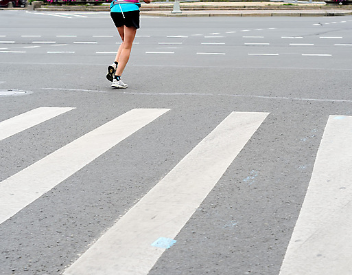 포토 JPG 해외이미지 라이프스타일 여자 도로 신발 신체 발 거리 건강 성인 사람없음 야외 달리기 조깅 운동 에너지 보행로 연습 달리기선수 혼자 해외202004 해외포토 길 교통시설 모션 사람 생활 신체부위 육상선수 파일형식 이미지허브