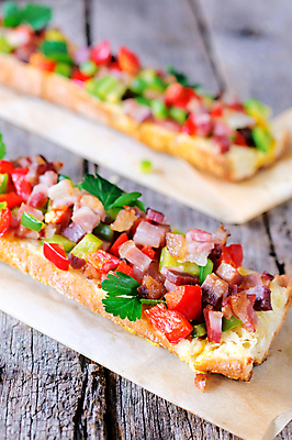 포토 JPG 해외이미지 커플 종이 빵 조각 채소 파프리카 패스트푸드 파슬리 샌드위치 육류 돼지고기 요리 사람없음 빨간색 초록색 컬러풀 식당 카페 샐러드 신선 맛 정크푸드 바게트 큼 잠수함 굽기 배고픔 크림 햄 슬라이스 깨 베이컨 후추 버터 프랑스어 폭식 전문 핸드메이드 후보 해외202004 해외포토 문자 음식 컬러 컨셉 식재료 관계 상점 조미료 인스턴트 크기 구이 향신료 파일형식 이미지허브