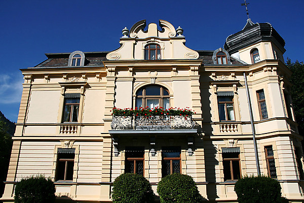 포토 JPG 해외이미지 건축양식 창문 주택 독일 사람없음 건물 장식 여름 노란색 수확 발코니 기둥 화려 고급 빌라 맨션 타운 옛날 바이에른 해외202004 해외포토 건축물 계절 건축 유럽 컬러 컨셉 농업 도시 파일형식 이미지허브