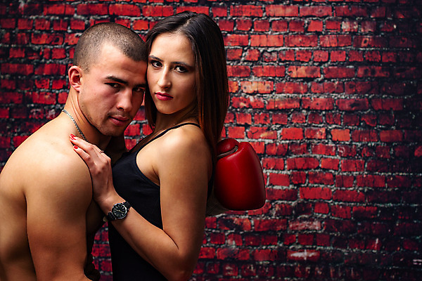 포토 JPG 해외이미지 남자 감정 유럽 벽 시계 장갑 가족 포옹 갈색머리 건강 사랑 사람없음 빨간색 권투 공연 쌍 준비 흥분 싸움 섬광 지원 해외202004 해외포토 헤어스타일 잡화 나라 컬러 관계 안기 모션 사람 이벤트 격투기 파일형식 이미지허브