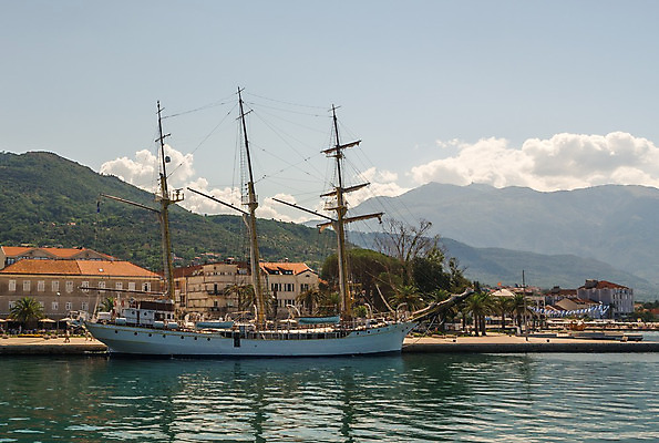 포토 JPG 해외이미지 유럽 바다 여행 요트 건축양식 자연 주택 손바닥 풍경 해변 사람없음 건물 물 여름 도시풍경 반사 맑음 산책로 도시 만 보트 크루즈 지중해 기중기 휴양지 포트 스카이라인 몬테네그로 해외202004 해외포토 자연요소 건축물 손 계절 건축 나라 길 배_교통 날씨 장소 중장비 생태계 파일형식 이미지허브