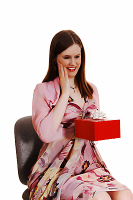 포토 JPG 해외이미지 백인 라이프스타일 여자 행복 얼굴 백그라운드 갈색머리 실내 선물 한명 사람 앉기 성인 10대 빨간색 선물상자 상자 컬러풀 유행 놀람 기쁨 흰색 잡기 흥분 고립 스타일 해외202004 해외포토 서양인 1 헤어스타일 감정 컬러 모션 청소년 표정 내부 생활 신체부위 파일형식 이미지허브