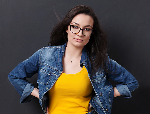 포토 JPG 해외이미지 백인 모델 1 헤어스타일 응시 여자 행복 안경 얼굴 비즈니스 갈색머리 한명 노란색 유행 청바지 표현 내추럴 부주의 진짜 카피스페이스 해외202004 해외포토 서양인 시선 잡화 감정 컬러 바지 사람 신체부위 공백 파일형식 이미지허브