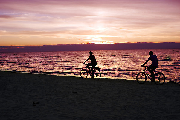 포토 JPG 해외이미지 라이프스타일 남자 실루엣 모래 스포츠 바다 여행 포즈 2 교통시설 자연 하늘 휴식 함께함 건강 사람 풍경 사람없음 야외 물 여름 운동 햇빛 태양 여행객 자전거 일몰 활발 순환 사이클링 추적 리가 바이킹 해외202004 해외포토 자연요소 계절 교통 컨셉 모션 촬영기법 생활 노을 바이크 육상스포츠 시설 생태계 파일형식 이미지허브