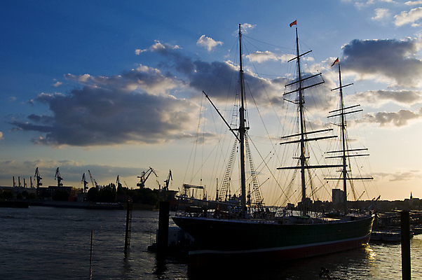 포토 JPG 해외이미지 유럽 밧줄 스포츠 바다 여행 2 요트 교통시설 하늘 휴가 새로움 독일 항해 3 사람없음 초록색 물 여름 파란색 항구 흰색 비행 만 보트 4 서핑 큼 크루즈 함선 승객 깃대 철탑 주인 돛대 옛날 함부르크 해외202004 해외포토 자연요소 계절 나라 줄 컬러 교통 컨셉 배_교통 숫자 탑 수상스포츠 크기 시설 파일형식 이미지허브
