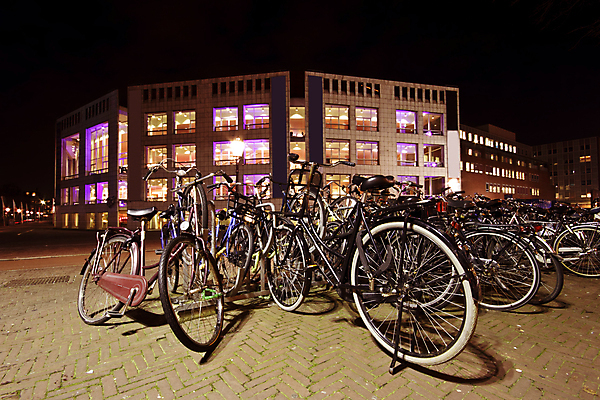 포토 JPG 해외이미지 도로 건축양식 교통시설 거리 사람없음 건물 빛 자전거 도시 센터 야간 네덜란드 암스테르담 해외202004 해외포토 자연요소 건축물 건축 유럽 길 교통 바이크 시설 파일형식 이미지허브