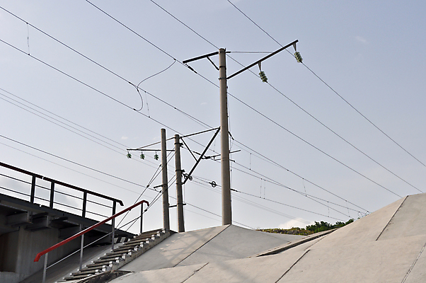 포토 JPG 해외이미지 산업 선 백그라운드 건축양식 통신 하늘 사람없음 야외 파란색 빛 환경 탑 금속 웹 힘 장비 발전기 에너지 램프 기둥 도시 네트워크 역 연결 위험 큼 철사 볼트 봉 철탑 긴장 세대 변압기 분배 전압 철강 공급 해외202004 해외포토 건축물 건축 감정 컬러 컨셉 인터넷 교통시설 재질 조명 발전소 공구 크기 파일형식 이미지허브