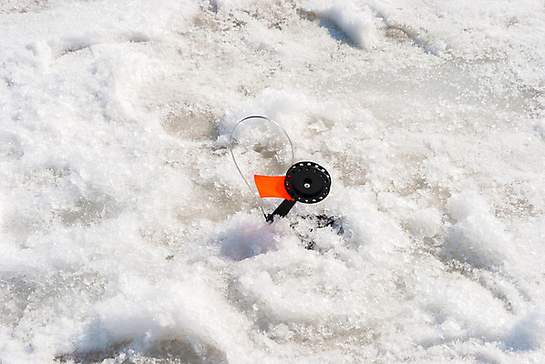 포토 JPG 해외이미지 호수 겨울 자연 낚시 휴식 취미 사람없음 물 강 냉동 얼음 장비 추위 공구 잡기 구멍 고리 기다림 서리 기어 해외202004 해외포토 자연요소 계절 컨셉 모션 레저 도구 생태계 파일형식 이미지허브