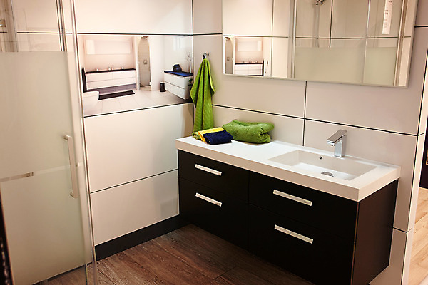 포토 JPG 해외이미지 라이프스타일 벽 가구 건축양식 부동산 새로움 바닥 아파트 주택 실내 사람없음 내부 장식 인테리어 유행 목욕 거울 욕실 플랫 고급 우아함 수리 빨래 캐비닛 타일 오브젝트 싱크대 수도꼭지 변기통 스타일 안락 해외202004 해외포토 디자인 건축 생활용품 컨셉 가사 건물 생활 청결 재산 사물함 개수대 파일형식 이미지허브