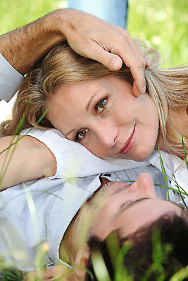 포토 JPG 해외이미지 백인 커플 공원 행복 유럽 40대 밭 포옹 사랑 사람 두명 30대 정원 맑음 터치 닫기 거짓말 해외202004 해외포토 서양인 공공시설 감정 나라 중년 농업 관계 안기 모션 날씨 장년 파일형식 이미지허브