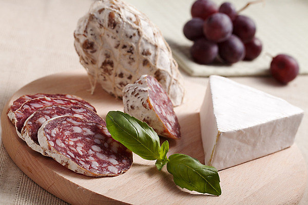 포토 JPG 해외이미지 전통 문화 음식 조각 재료 포장 부분 포도 치즈 건조 육류 요리 사람없음 목재 수건 식사 기쁨 흰색 시골 직물 소시지 삼각형 자르기 다발 허브 냅킨 햄 슬라이스 부드러움 바질 훈제 내추럴 프랑스어 살라미 전문 해외202004 해외포토 도형 나무 식물 문자 감정 컬러 과일 식재료 모션 유제품 위생용품 감각 가공식품 파일형식 이미지허브