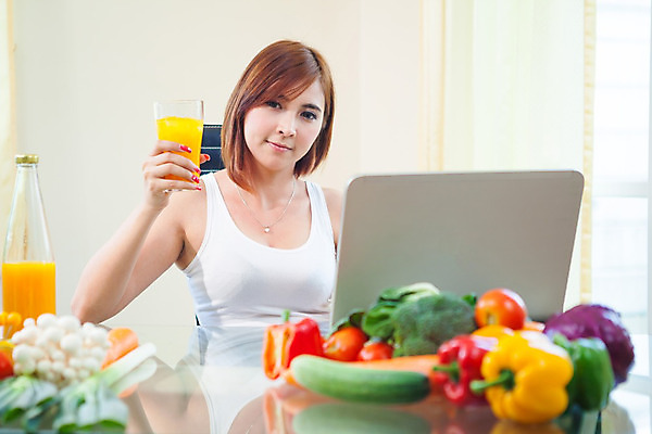 포토 JPG 해외이미지 라이프스타일 응시 여자 행복 음료 음식 인터넷 오렌지 유리 탁자 아침 주택 실내 건강 한명 미소 사람 앉기 동양인 성인 노트북 스마트폰 컴퓨터 주방 공책 주스 방 마시기 업무 작업 아침식사 먹기 무선전화기 해외202004 해외포토 주간 1 시선 감정 가구 과일 모션 재질 문구용품 표정 인종 내부 건물 생활 전자제품 핸드폰 스마트기기 식사 전화기 파일형식 이미지허브