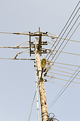 포토 JPG 해외이미지 산업 하늘 거리 사람없음 목재 파란색 빛 힘 에너지 전선 램프 기둥 전화기 봉 철탑 케냐 넘어짐 옛날 전압 해외202004 해외포토 나무 건축 컬러 재료 모션 아프리카 조명 탑 파일형식 이미지허브