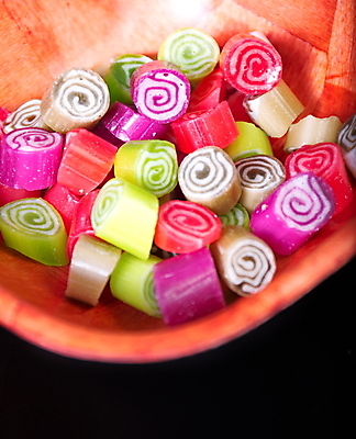 포토 JPG 해외이미지 디저트 사탕 사람없음 컬러풀 갈색 원형 달콤 핸드메이드 해외202004 해외포토 도형 음식 컬러 맛 파일형식 이미지허브