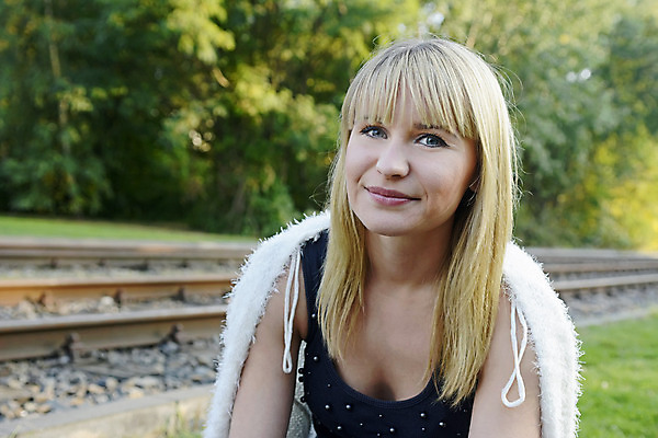 포토 JPG 해외이미지 학생 긴머리 응시 여자 행복 자연 한명 미소 웃음 10대 초록색 여름 청춘 금발 기쁨 기다림 싱글 성인여자만 연습생 견습생 해외202004 해외포토 1 헤어스타일 시선 계절 감정 컬러 컨셉 모션 청소년 표정 사람 연습 생태계 여자만 성인만 파일형식 이미지허브