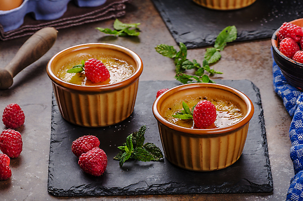 포토 JPG 해외이미지 그릇 실내 사람없음 민트 산딸기 돌판 크렘브륄레 갈색배경 해외202004 해외포토 식기 백그라운드 과일 디저트 내부 갈색 돌_바위 허브 파일형식 이미지허브