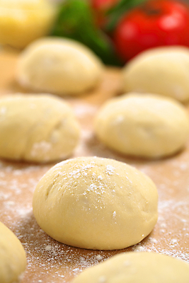 포토 JPG 해외이미지 음식 재료 피자 요리 사람없음 세로 이탈리아 껍질 신선 낟알 밀 굽기 지중해 준비 날것 반죽 밀가루 생식 이스트 핸드메이드 해외202004 해외포토 유럽 바다 곡류 패스트푸드 서양음식 가루 구이 파일형식 이미지허브