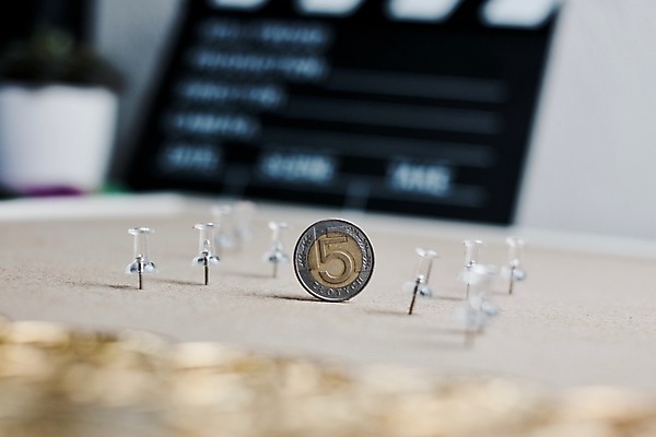 포토 JPG 해외이미지 라이프스타일 돈 사람없음 금융 동전 영화관 영화 광택 폴란드 해외202004 해외포토 유럽 문화예술 생활 경제 재산 극장 파일형식 이미지허브