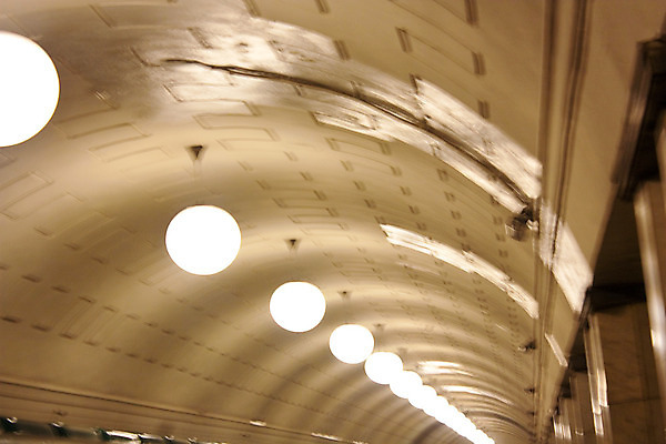 포토 JPG 해외이미지 디자인 선 백그라운드 건축양식 유리 하늘 지붕 추상 실내 그림자 설명 사람없음 내부 빛 반사 걷기 회색 흰색 램프 도시 복도 터널 황금 전철 역 보호 천장 아치 대리석 승객 튜브 방법 실린더 철강 철책 화강암 해외202004 해외포토 건축 길 육상교통 컬러 컨셉 무늬 재료 교통시설 모션 재질 조명 대중교통 암석 파일형식 이미지허브