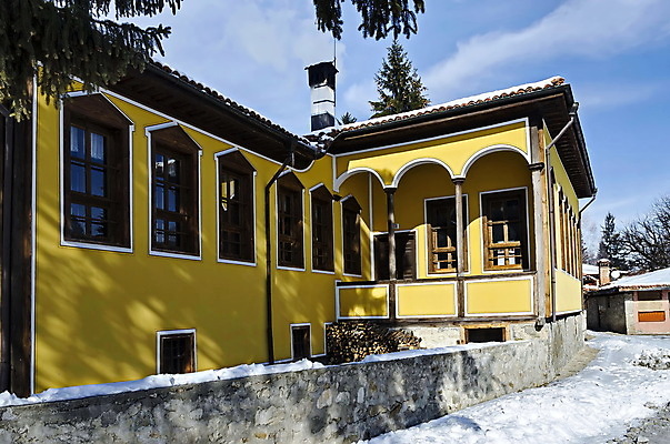 포토 JPG 해외이미지 나무 전통 겨울 건축양식 학교 하늘 풍경 사람없음 야외 건물 파란색 관광지 노란색 역사 그림 정사각형 타운 구시가지 불가리아 옛날 해외202004 해외포토 도형 식물 건축물 계절 교육 건축 컬러 여행 도시 파일형식 남유럽 이미지허브