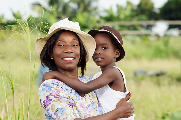 포토 JPG 해외이미지 행복 어린이 백그라운드 미소 웃음 사람 두명 걷기 해외202004 해외포토 감정 모션 표정 파일형식 이미지허브