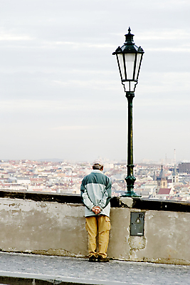 포토 JPG 해외이미지 구름 남자 유럽 하늘 휴가 주택 안테나 서기 사람 풍경 사람없음 건물 도시풍경 여행객 침묵 도시 기다림 중앙 은퇴 각도 체코 프라하 타운 동쪽 10월 고립 공화국 보헤미아 옛날 혼자 해외202004 해외포토 자연요소 건축물 나라 통신 모션 소리 날짜 방향 파일형식 이미지허브