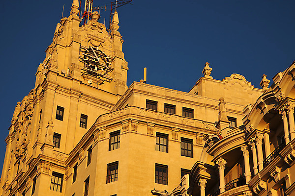 포토 JPG 해외이미지 유럽 시계 여행 사람없음 건물 사무실 탑 고층빌딩 도시 역사 스페인 도심 스카이라인 마드리드 옛날 해외202004 해외포토 건축물 나라 비즈니스 빌딩 파일형식 이미지허브