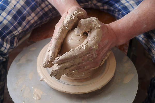 포토 JPG 해외이미지 손 손가락 기술 창조 미술 사람없음 컵 꽃병 젖음 터치 엄지손가락 조끼 업무 바퀴 항아리 도자기 원형 작업실 사발 던지기 성형수술 제조 냄비 집중 서식 함선 만들기 점토 진흙 장인 조형 주인 수공예 곰팡이 도예가 두더지 압력 핸드메이드 해외202004 해외포토 도형 직업 식기 꽃 컨셉 배_교통 모션 문화예술 신체부위 외투 작업 사기그릇 수술 솥 공예 파일형식 이미지허브