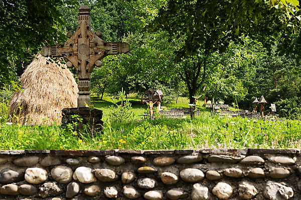 포토 JPG 해외이미지 전통 꽃 종교 문화 여행 건축양식 하늘 지붕 휴가 산 주택 경사 사람없음 건물 목재 장식 문 정원 영혼 역사 심볼 박물관 수도원 루마니아 수녀원 수목 옛날 트란실바니아 해외202004 해외포토 나무 식물 건축물 건축 유럽 재료 파일형식 이미지허브