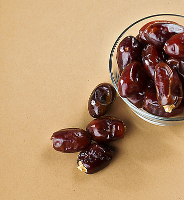 포토 JPG 해외이미지 스튜디오촬영 실내 사람없음 유리그릇 건과일 대추야자 베이지색배경 해외202004 해외포토 그릇 백그라운드 과일 유리 건조 내부 베이지색 파일형식 이미지허브