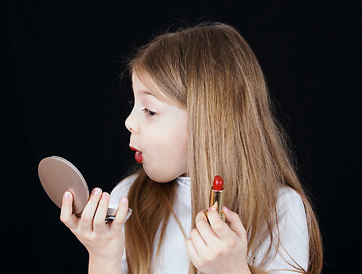 포토 JPG 해외이미지 백인 모델 1 여자 딸 행복 얼굴 어린이 분홍색 백그라운드 놀이 한명 미소 사람 빨간색 파란색 장난감 유행 화장품 기쁨 립스틱 흰색 표현 아기 입 달콤 작음 입술 걸음마 고립 천진난만 해외202004 해외포토 서양인 감정 컬러 컨셉 가족 모션 표정 신체부위 뷰티 맛 크기 파일형식 이미지허브