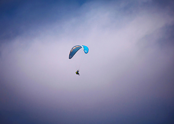 포토 JPG 해외이미지 구름 계절 스포츠 여행 하늘 휴가 항해 사람없음 야외 여름 파란색 맑음 장비 자유 도전 비행 체험 자신감 남아메리카 속도 낙하산 에콰도르 무료 해외202004 해외포토 자연요소 감정 컬러 컨셉 배_교통 날씨 아메리카 파일형식 이미지허브