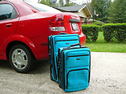 포토 JPG 해외이미지 여행 교통시설 자동차 휴가 부츠 사람없음 여행가방 차도 짐 짐싸기 로딩 해외202004 해외포토 도로 육상교통 교통 신발 가방 시설 파일형식 이미지허브