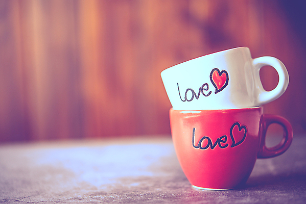 포토 JPG 해외이미지 라이프스타일 디자인 커플 행복 음료 백그라운드 컨셉 창문 관계 포옹 유리 아침 휴가 키스 함께함 발렌타인데이 사랑 사람없음 컵 빨간색 카페 하트 잡기 액체 달콤 심볼 사인 해외202004 해외포토 주간 모양 식기 감정 컬러 안기 모션 데이이벤트 재질 생활 상점 맛 애정표현 파일형식 이미지허브