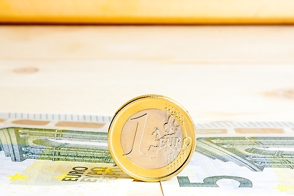 포토 JPG 해외이미지 1 유럽 백그라운드 지폐 돈 비즈니스 탁자 성공 사람없음 목재 빨간색 금융 경제 파란색 쇼핑 세일 쌓기 달러 동전 쪽지 저축 유로 흰색 변화 시장 재산 구매 주식 투자 5 계산서 빚 수입 위기 비용 해외202004 해외포토 나무 나라 컬러 가구 컨셉 재료 모션 숫자 파일형식 이미지허브