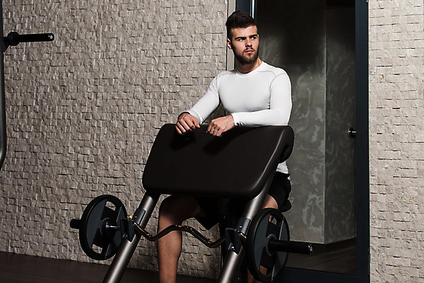 포토 JPG 해외이미지 스튜디오촬영 백인 남자 스포츠 청소년 근육 수염 갈색머리 실내 건강 한명 사람 신체부위 10대 운동 건강관리 힘 기계 활발 장비 무게 웨이트트레이닝 보디빌딩 복지 체육관 근육질 몸통 이두근 철강 그루밍족 해외202004 해외포토 서양인 1 헤어스타일 컨셉 관리 내부 뷰티 헬스 사회이슈 몸매 파일형식 이미지허브