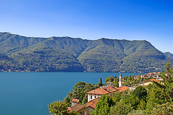 포토 JPG 해외이미지 공원 유럽 호수 여행 자연 하늘 휴가 산 주택 풍경 사람없음 물 여름 파란색 평화 마을 정원 침묵 이탈리아 시골 도시 보트 지중해 빌라 타일 스위스 언덕 그림 알프스 지역 타운 파라다이스 해외202004 해외포토 자연요소 계절 공공시설 나라 바다 컬러 컨셉 배_교통 건물 소리 생태계 파일형식 이미지허브
