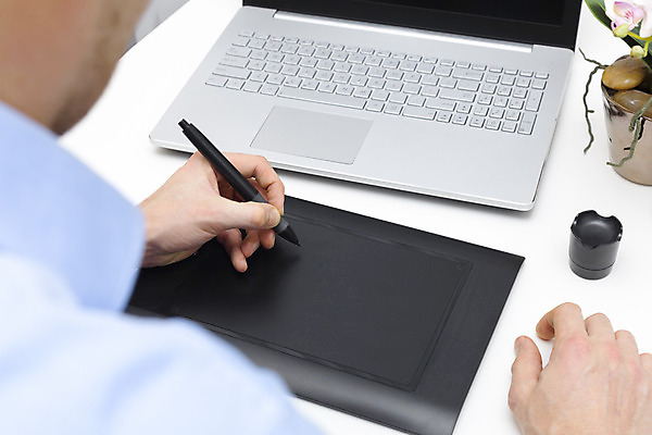 포토 JPG 해외이미지 남자 비즈니스 아이디어 직장 한명 상반신 성인 노트북 사무실 펜 키보드 작업 작업실 스케치 그림 개발 웹디자인 성인남자한명만 해외202004 해외포토 1 컨셉 회사 미술 사람 전자제품 필기구 남자한명만 성인남자만 파일형식 이미지허브