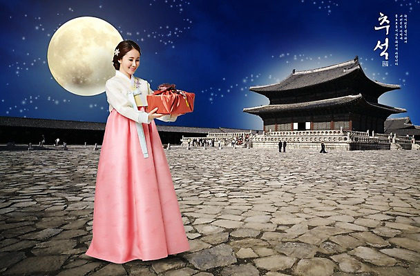 전신 PSD 편집이미지 여자 캘리배경 백그라운드 캘리그라피 기와 선물 한명 사람 성인 야외 추석 궁전 한국인 보름달 야간 한복 정월대보름 추석선물 여자만 성인여자만 이미지편집 자연요소 1 한국전통 명절 고건축 동양인 달 전통의상 성인만 파일형식 명절선물