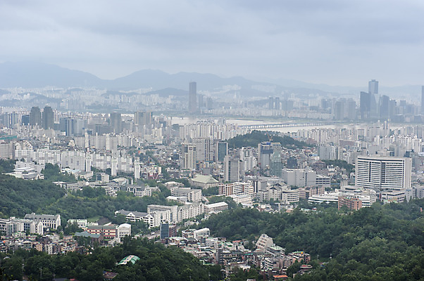 포토 JPG 주간 서울 한국 풍경 빌딩 사람없음 야외 건물 안개 도시 흐림 항공촬영 국내포토 자연요소 건축물 아시아 뷰포인트 날씨 파일형식