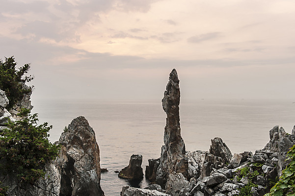 포토 JPG 주간 바다 한국 풍경 사람없음 야외 바위 강원도 동해 추암 촛대바위_강원도 국내포토 자연요소 아시아 돌_바위 바위_돌 파일형식