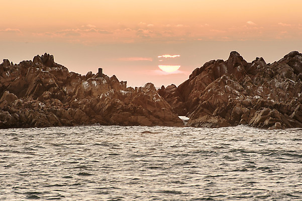 포토 JPG 주간 바다 하늘 한국 풍경 사람없음 야외 태양 일몰 바위 경주 문무대왕릉 국내포토 자연요소 아시아 노을 돌_바위 경상북도 파일형식