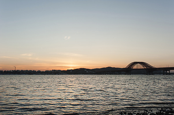 포토 JPG 주간 하늘 서울 한국 풍경 사람없음 야외 강 일몰 한강 가교 국내포토 자연요소 건축물 아시아 노을 랜드마크 파일형식