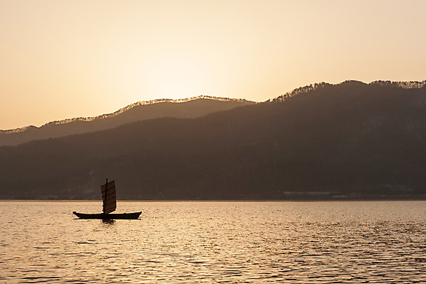 포토 JPG 주간 산 한국 풍경 사람없음 야외 강 일출 일몰 나룻배 두물머리 양평 국내포토 자연요소 아시아 배_교통 노을 경기도 파일형식